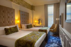 格拉斯哥靛蓝格拉斯哥酒店的酒店客房设有两张床和窗户。