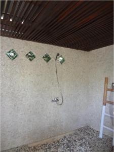 马塔兰Le Kekeri Villas Collection的墙上带淋浴的浴室