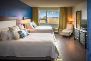 阿什维尔阿什维尔市中心靛蓝酒店的酒店客房设有两张床和电视。