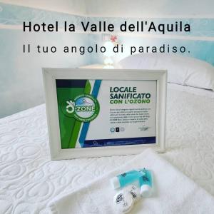 拉奎拉瓦尔德拉齐拉酒店的一张带一瓶肥皂的超值酒店的照片