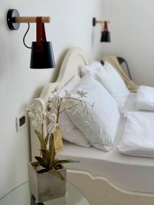 阿科阿科度假公寓的一张带白色枕头的床和一张带台灯的桌子