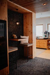 斯拉德明Thalers Mariandl的客房设有木墙、桌子和电视。