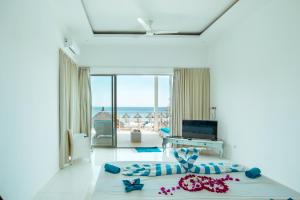 吉利特拉旺安巴厘岛海滩吉利别墅的一间带两张床的卧室,享有海景