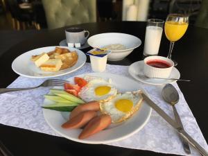 别尔哥罗德Belogorye Hotel的一张桌子,上面有两盘早餐食品