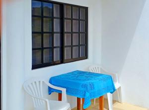 长滩岛阿奎瑞斯滨海精品酒店的一张桌子和两把白色的椅子以及窗户