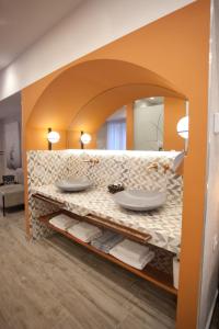 比雷埃夫斯努法拉酒店的浴室设有2个水槽和镜子的台面
