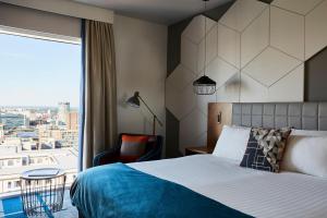 The Cube Hotel Birmingham客房内的一张或多张床位