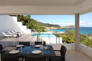 Anse des CayesDream Villa Flamands 606的海景用餐室