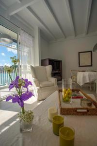 古斯塔维亚Dream Villa Gustavia 868的客厅配有带花瓶的桌子