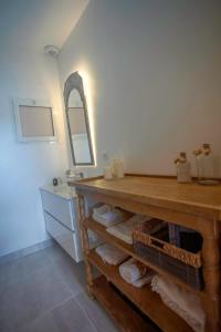 古斯塔维亚Dream Villa Gustavia 868的浴室设有水槽和镜子