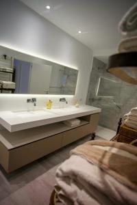 古斯塔维亚Dream Villa Gustavia 868的一间带水槽和大镜子的浴室