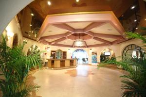 维拉摩拉维拉摩拉四季酒店的大型大堂设有拱形天花板和植物