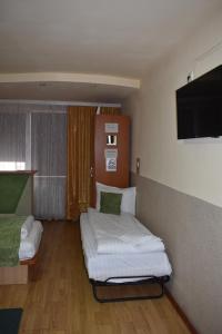 克卢日-纳波卡珍布鲁酒店的客房设有两张床和一台平面电视。