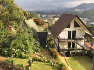 努沃勒埃利耶舍伍德小屋住宿加早餐旅馆的山丘上带花园的房子