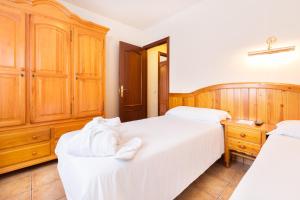 埃斯特里-德阿内乌Aparthotel Trainera的一间卧室配有两张床和白色毛巾。