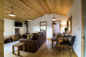 Saint FlorenceLaurel Lodge - 2 Bedroom Log Cabin - St Florence的相册照片