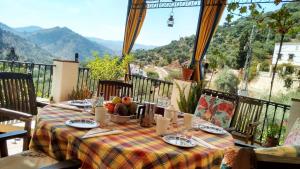 ComaresVilla Carlitos的一张桌子,上面放着食物,享有山景