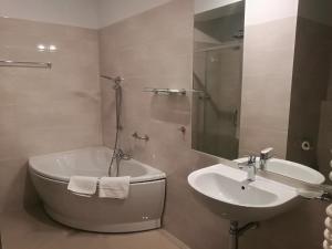 罗兹尤卡酒店的带浴缸和盥洗盆的浴室