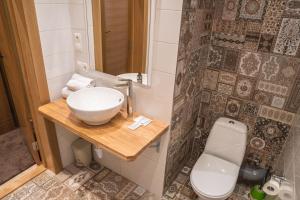 马多纳鲁德宗斯咖啡酒店的一间带水槽和卫生间的浴室