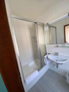 Rodalben绿色花环博德餐厅酒店的带淋浴和盥洗盆的浴室