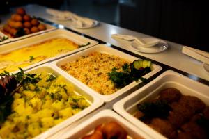 喀山阿马克斯萨法尔酒店的自助餐,包括餐桌上的食品托盘
