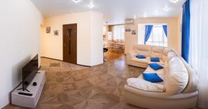 乌法Апартаменты комфорт-класса от УфаГости 80кв в центре Уфы на Цюрупы的客厅配有白色沙发和蓝色枕头。