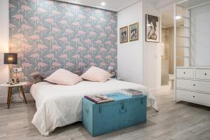 普拉森西亚Deluxe Rue Bohème的一间卧室配有一张蓝色的睡床