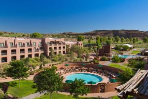 Santa Ana PuebloHyatt Regency Tamaya South Santa Fe的享有带游泳池的度假村的空中景致