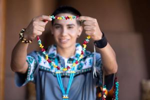 Santa Ana PuebloHyatt Regency Tamaya South Santa Fe的头上戴着珠子项链的年轻人