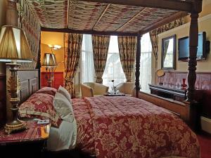 爱丁堡Lauderville guest house的一间卧室配有一张大床和红色的床罩