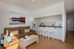 卡门港白色岩石公寓的带沙发的客厅和厨房