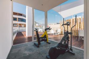 大加那利岛拉斯帕尔马斯Taoyo Suites的健身房提供两辆健身自行车,并设有阳台