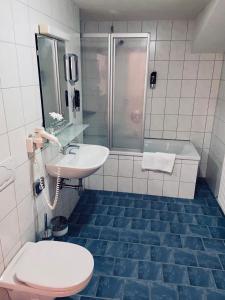 格施尼茨克切达珂酒店的浴室配有卫生间、盥洗盆和淋浴。