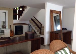 帕纳米林Casa na praia em condomínio de luxo - Porto Brasil Resort的一间带楼梯和镜子的客厅