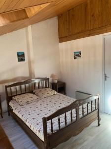 勒索兹RESIDENCE UBAYE A 23的卧室内的一张床铺,设有木制天花板