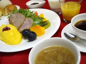 中富良野町拉库琳娜膳食公寓&餐厅的桌上一盘带肉和水果的食物