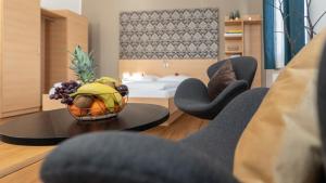 路德维希堡凯普威 - 酒店及公寓的客厅配有椅子和一碗水果放在桌子上
