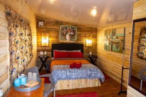 伯诺尼Blyde Africa- Cottage的小木屋内一间卧室,配有一张床