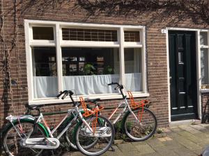 埃因霍温Huis nummer 1的三辆自行车停在窗户前