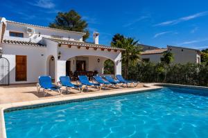 哈维亚卡尔佩戴姆度假屋的别墅 - 带游泳池和蓝色椅子