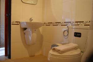 甲米镇城市之家旅馆的浴室配有白色卫生间和盥洗盆。