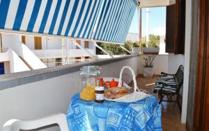 新福卡Casa vacanza vicino spiaggia-ll23的阳台上的桌子上放着食物