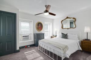 费城Modern Parisian Apartment in the Heart of Manayunk的一间卧室配有一张床和吊扇