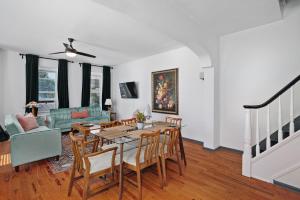 费城Modern Parisian Apartment in the Heart of Manayunk的用餐室以及带桌椅的起居室。