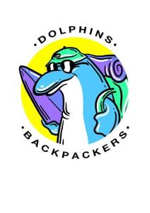 廷塔杰尔Dolphins Backpackers的带有两栖动物背包字样的卡通 ⁇ 