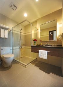 花莲市F Hotel 花莲站前馆的带淋浴、卫生间和盥洗盆的浴室