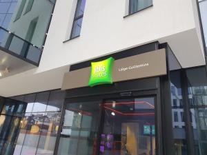 列日ibis Styles Liege Guillemins的建筑物一侧的公共汽车销售标志