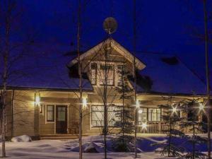 PertunmaaHoliday Home Villa puronotko by Interhome的雪中的房子,晚上有灯