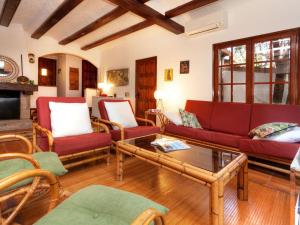 卡隆赫Holiday Home La Plaza by Interhome的客厅配有红色沙发和咖啡桌