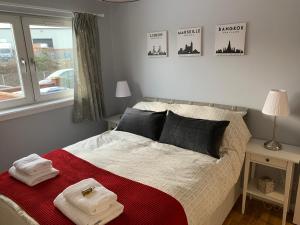 格拉斯哥Flat One, 212 Eaglesham Road, East Kilbride, Glasgow的一间卧室配有带毛巾的床